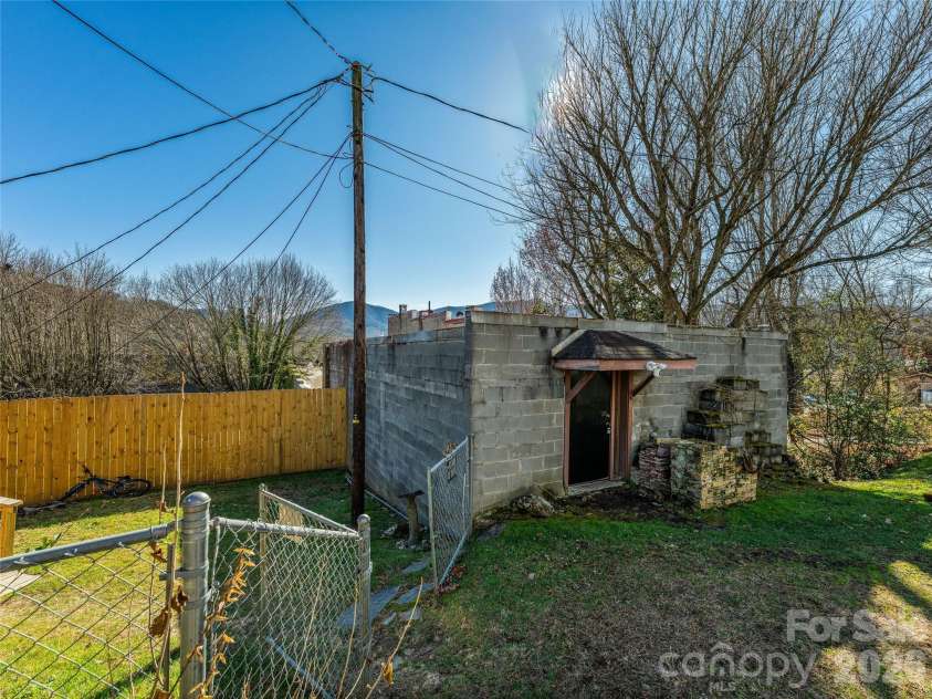 204 Sutton Avenue, Black Mountain, NC 28711.  MLS# CAR4331519, YatesRealty ID 2312. 