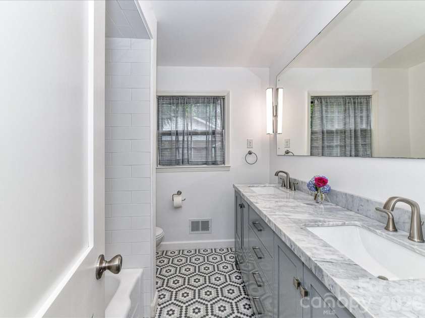 2401 Wensley Drive, Charlotte, NC 28210.  MLS# CAR4350843, YatesRealty ID 2312. 