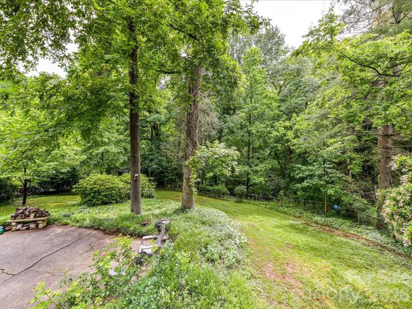 2401 Wensley Drive, Charlotte, NC 28210.  MLS# CAR4350843, YatesRealty ID 2312. 