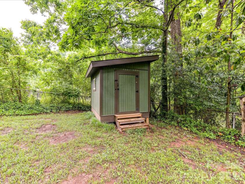 2401 Wensley Drive, Charlotte, NC 28210.  MLS# CAR4350843, YatesRealty ID 2312. 