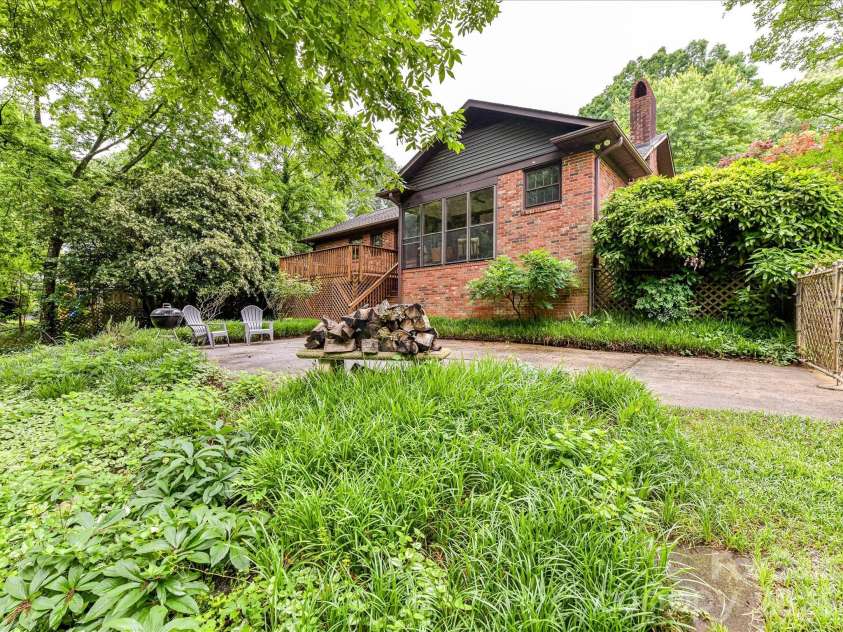 2401 Wensley Drive, Charlotte, NC 28210.  MLS# CAR4350843, YatesRealty ID 2312. 