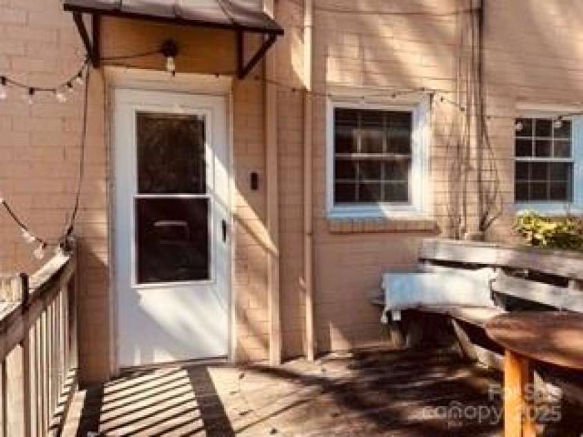 565 Wakefield Drive, Charlotte, NC 28209.  MLS# CAR4235090, YatesRealty ID 2312. 