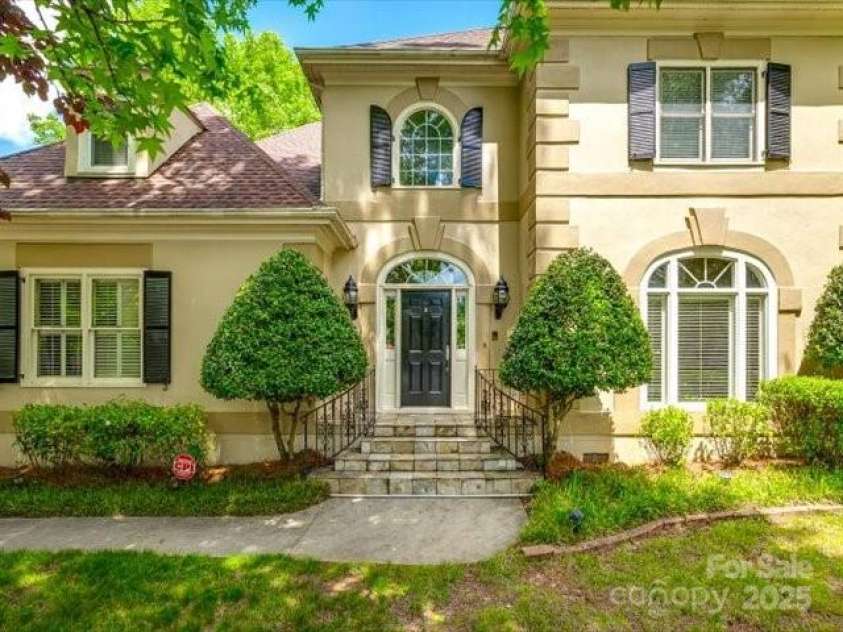 15618 Eagleview Drive, Charlotte, NC 28278.  MLS# CAR4248244, YatesRealty ID 23122. 