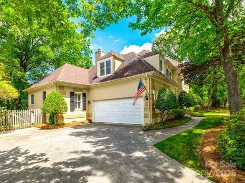 15618 Eagleview Drive, Charlotte, NC 28278.  MLS# CAR4248244, YatesRealty ID 23122. 