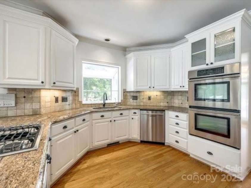 15618 Eagleview Drive, Charlotte, NC 28278.  MLS# CAR4248244, YatesRealty ID 23122. 