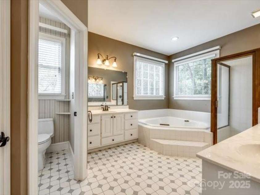 15618 Eagleview Drive, Charlotte, NC 28278.  MLS# CAR4248244, YatesRealty ID 23122. 