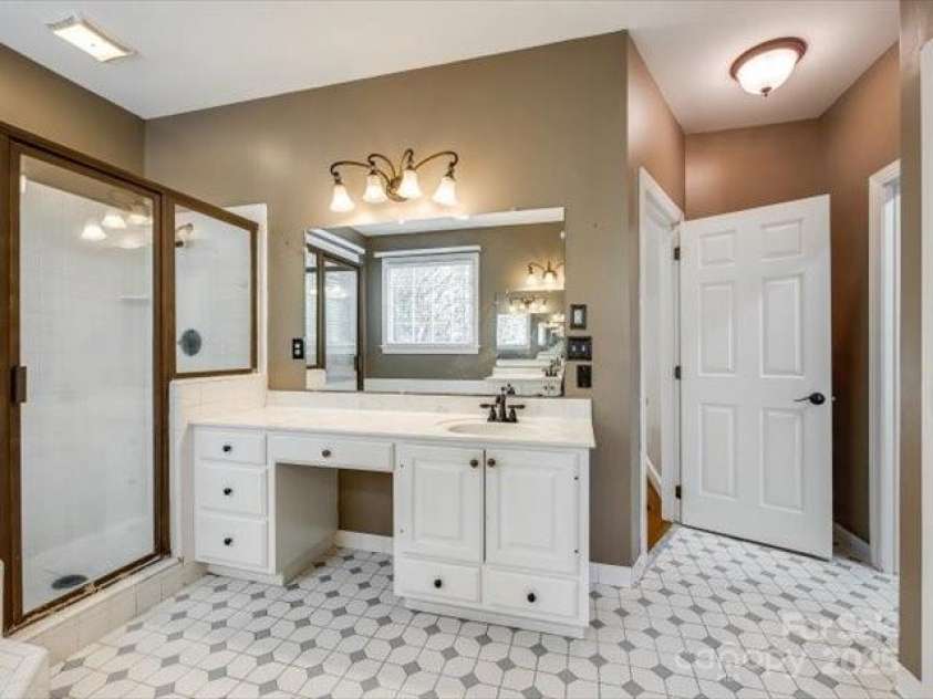15618 Eagleview Drive, Charlotte, NC 28278.  MLS# CAR4248244, YatesRealty ID 23122. 