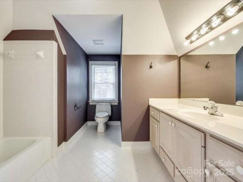 15618 Eagleview Drive, Charlotte, NC 28278.  MLS# CAR4248244, YatesRealty ID 23122. 