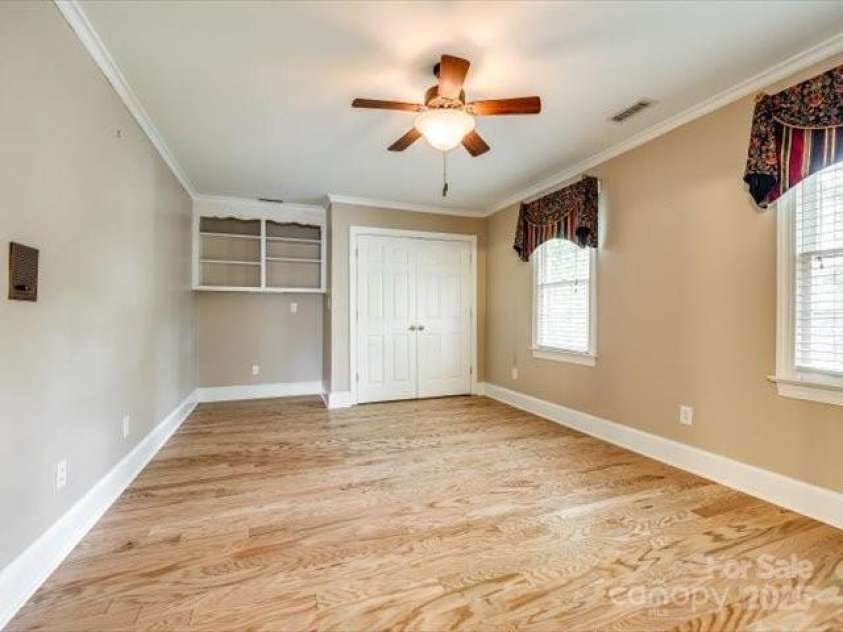 15618 Eagleview Drive, Charlotte, NC 28278.  MLS# CAR4248244, YatesRealty ID 23122. 