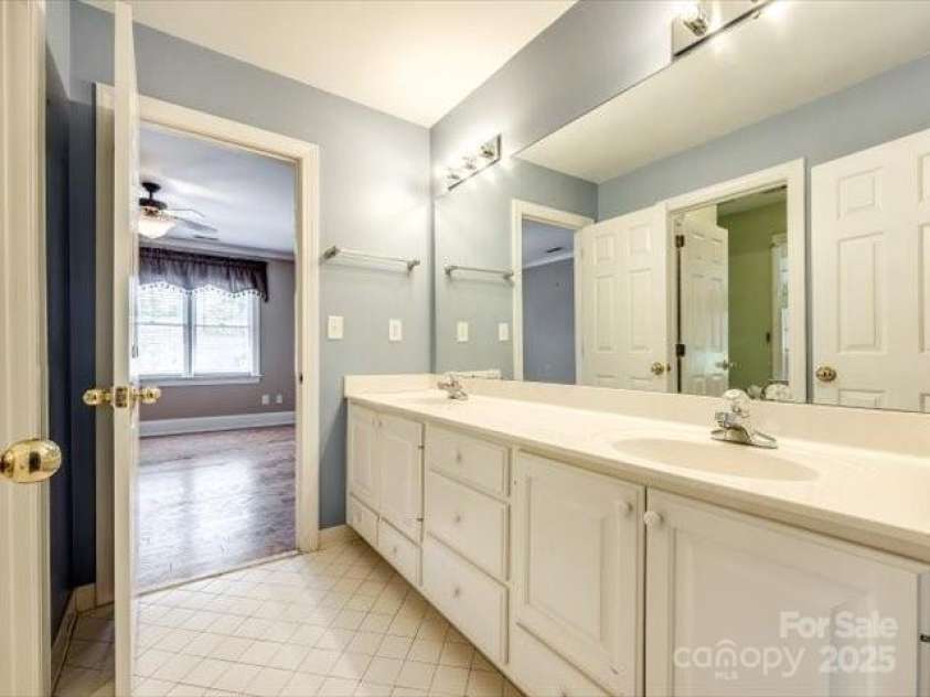 15618 Eagleview Drive, Charlotte, NC 28278.  MLS# CAR4248244, YatesRealty ID 23122. 