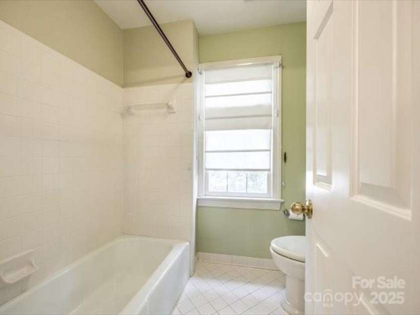 15618 Eagleview Drive, Charlotte, NC 28278.  MLS# CAR4248244, YatesRealty ID 23122. 