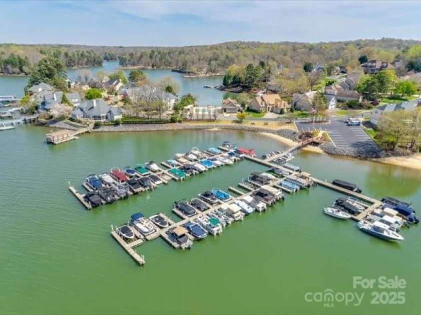 15618 Eagleview Drive, Charlotte, NC 28278.  MLS# CAR4248244, YatesRealty ID 23122. 