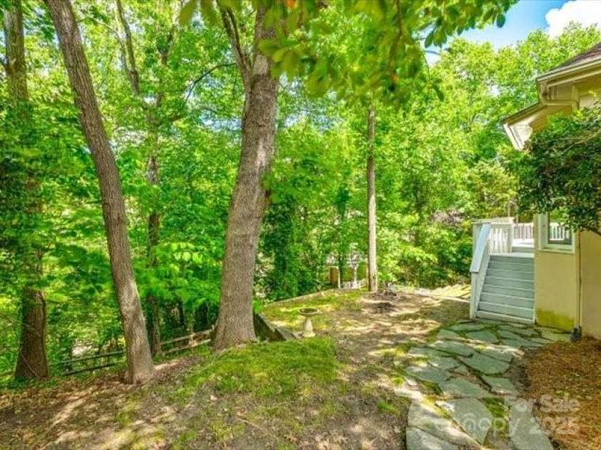 15618 Eagleview Drive, Charlotte, NC 28278.  MLS# CAR4248244, YatesRealty ID 23122. 