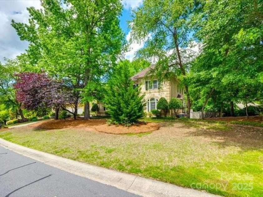 15618 Eagleview Drive, Charlotte, NC 28278.  MLS# CAR4248244, YatesRealty ID 23122. 