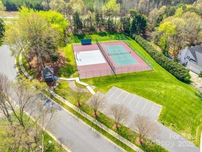 15618 Eagleview Drive, Charlotte, NC 28278.  MLS# CAR4248244, YatesRealty ID 23122. 
