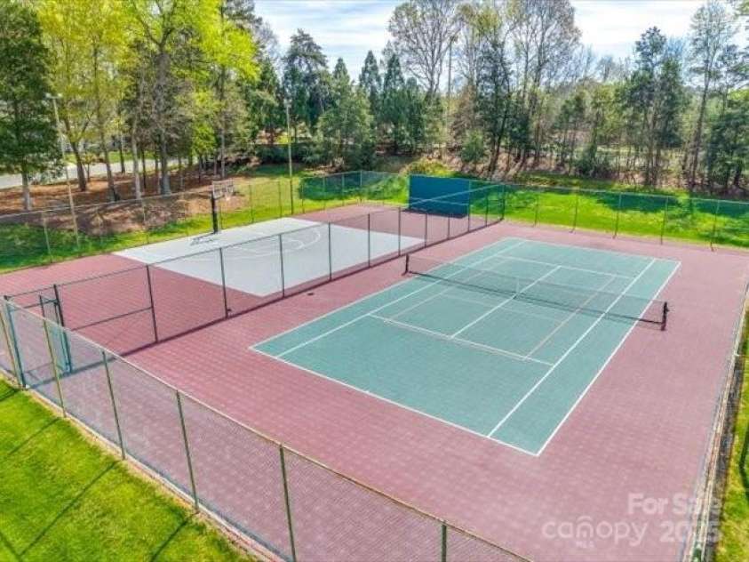 15618 Eagleview Drive, Charlotte, NC 28278.  MLS# CAR4248244, YatesRealty ID 23122. 