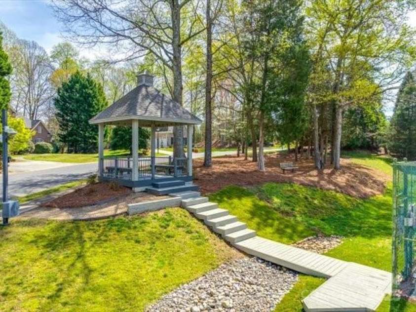 15618 Eagleview Drive, Charlotte, NC 28278.  MLS# CAR4248244, YatesRealty ID 23122. 