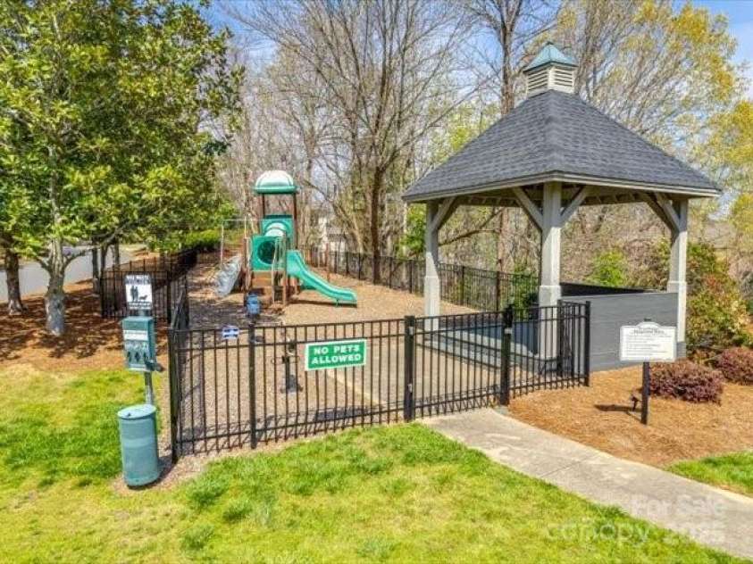 15618 Eagleview Drive, Charlotte, NC 28278.  MLS# CAR4248244, YatesRealty ID 23122. 