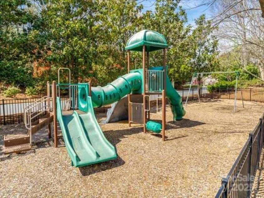 15618 Eagleview Drive, Charlotte, NC 28278.  MLS# CAR4248244, YatesRealty ID 23122. 