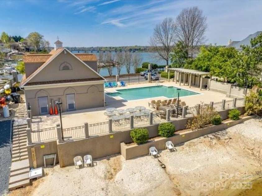 15618 Eagleview Drive, Charlotte, NC 28278.  MLS# CAR4248244, YatesRealty ID 23122. 