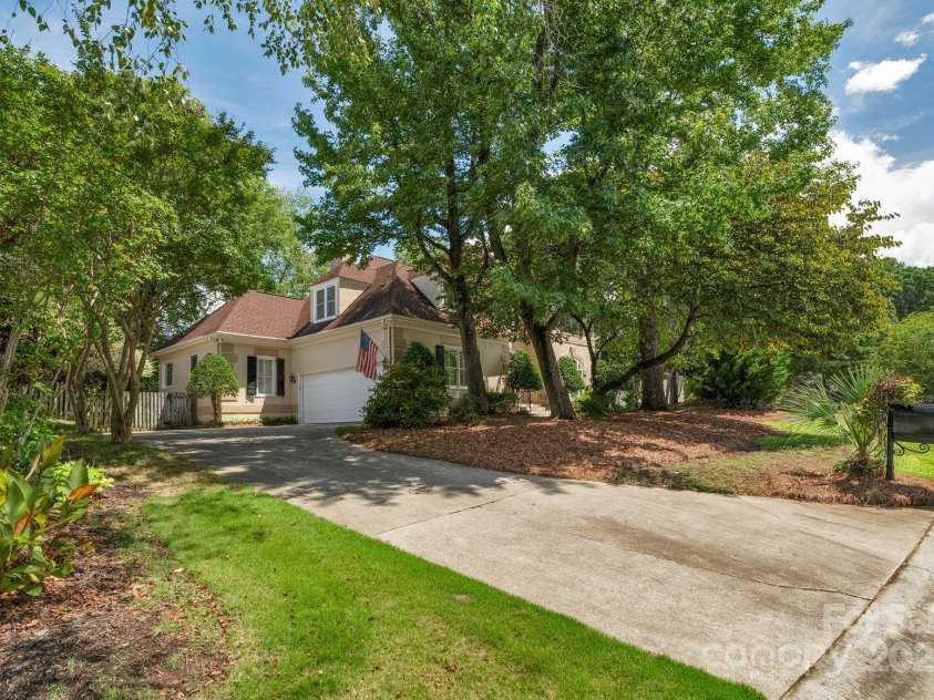 15618 Eagleview Drive, Charlotte, NC 28278.  MLS# CAR4289900, YatesRealty ID 23122. 