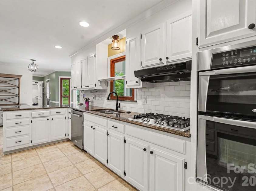 7928 Covey Chase Drive, Charlotte, NC 28210.  MLS# CAR4371699, YatesRealty ID 23122. 