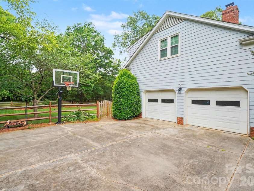 7928 Covey Chase Drive, Charlotte, NC 28210.  MLS# CAR4371699, YatesRealty ID 23122. 