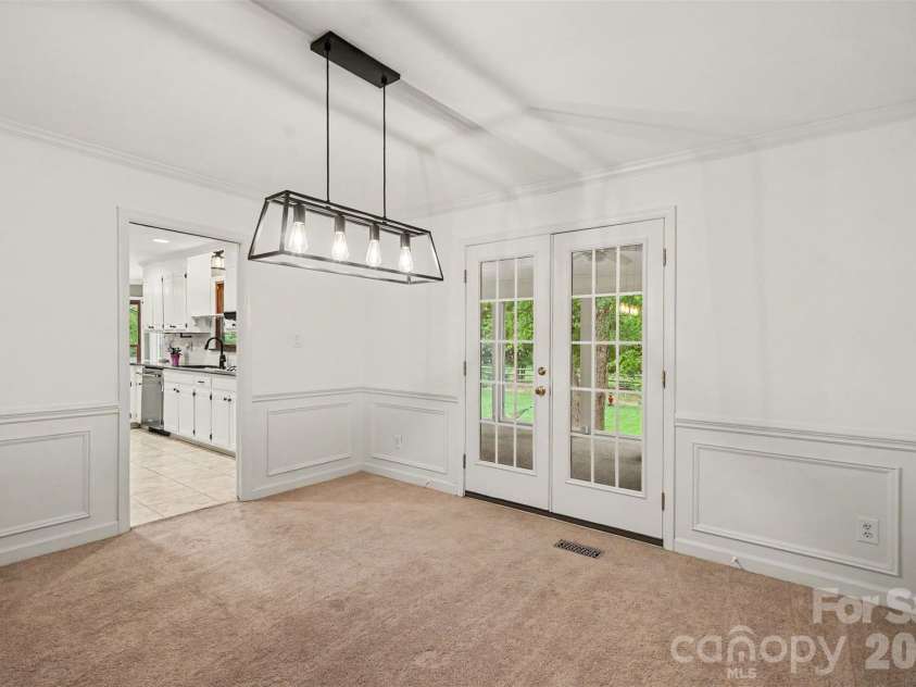 7928 Covey Chase Drive, Charlotte, NC 28210.  MLS# CAR4371699, YatesRealty ID 23122. Dining room