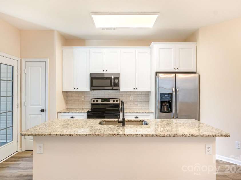 9036 Bradstreet Commons Way, Charlotte, NC 28215.  MLS# CAR4200197, YatesRealty ID 23125. 