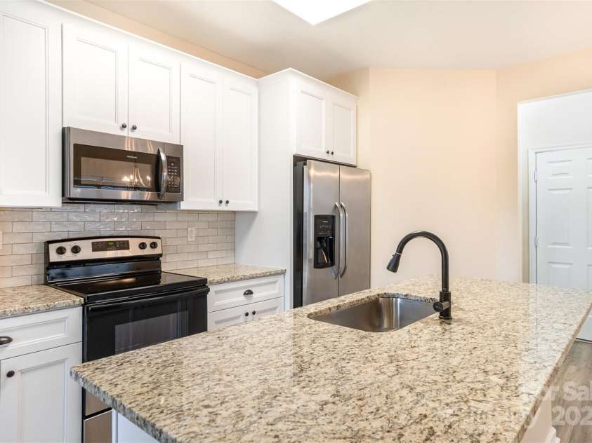 9036 Bradstreet Commons Way, Charlotte, NC 28215.  MLS# CAR4200197, YatesRealty ID 23125. 