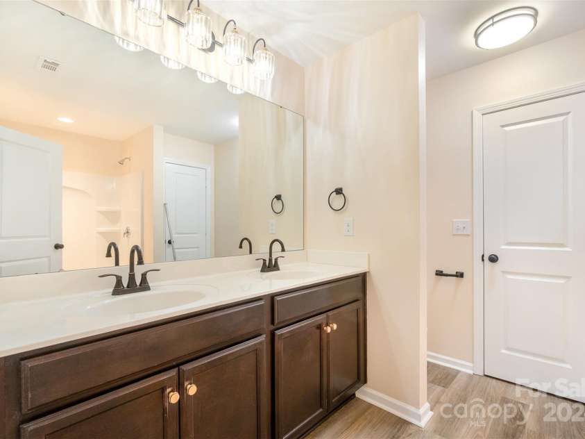9036 Bradstreet Commons Way, Charlotte, NC 28215.  MLS# CAR4200197, YatesRealty ID 23125. 