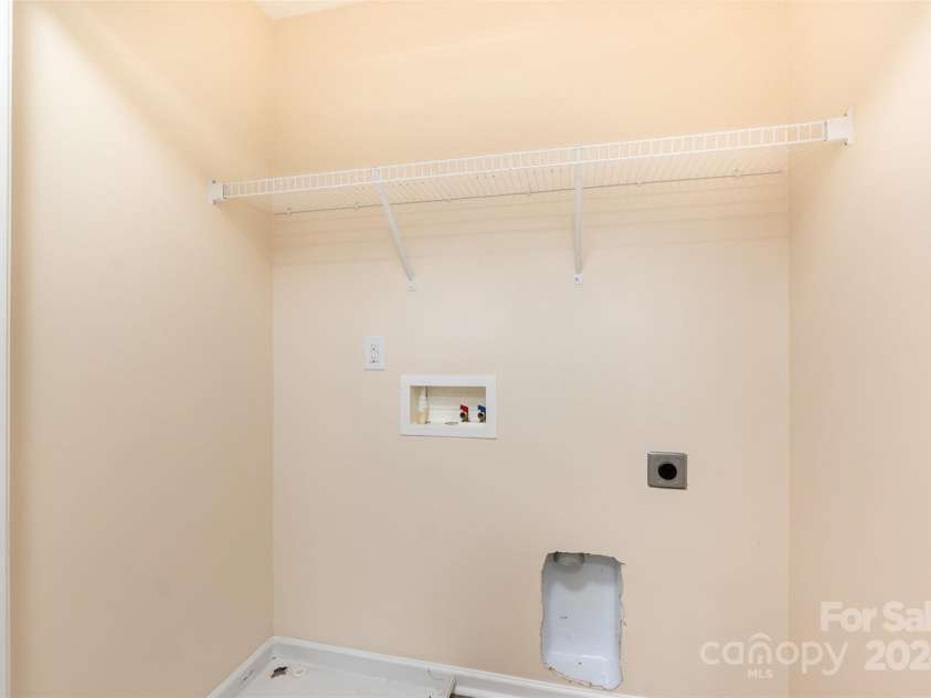 9036 Bradstreet Commons Way, Charlotte, NC 28215.  MLS# CAR4200197, YatesRealty ID 23125. 