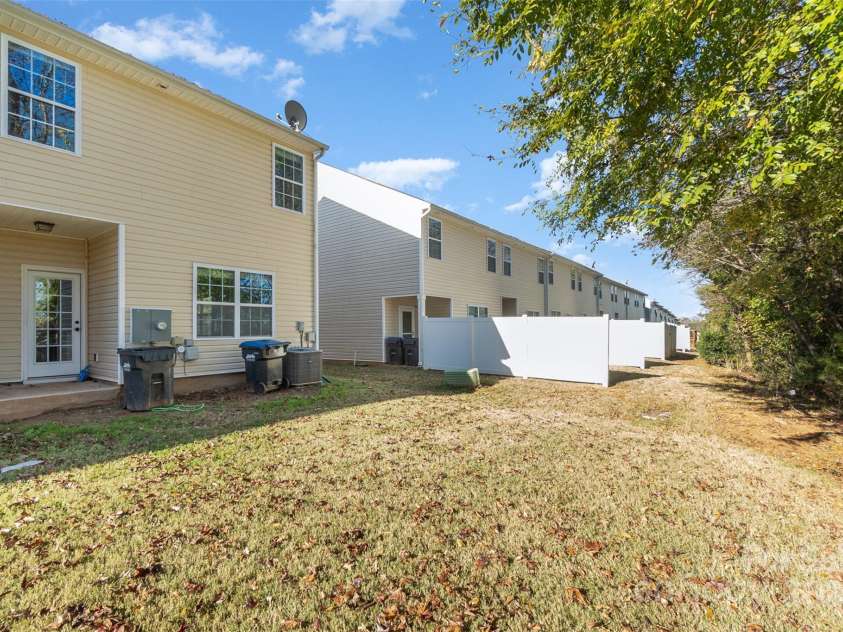 9036 Bradstreet Commons Way, Charlotte, NC 28215.  MLS# CAR4200197, YatesRealty ID 23125. 