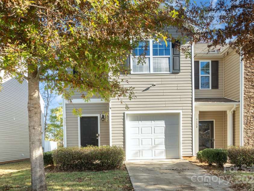 9036 Bradstreet Commons Way, Charlotte, NC 28215.  MLS# CAR4200197, YatesRealty ID 23125. 