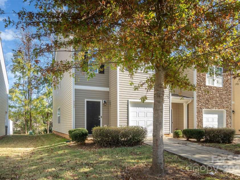 9036 Bradstreet Commons Way, Charlotte, NC 28215.  MLS# CAR4200197, YatesRealty ID 23125. 