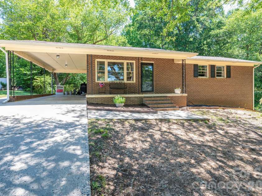 636 Poplar Drive, Shelby, NC 28152.  MLS# CAR4382256, YatesRealty ID 23127. 