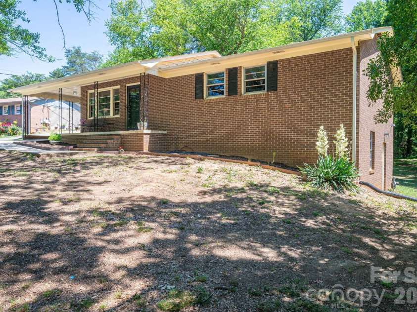 636 Poplar Drive, Shelby, NC 28152.  MLS# CAR4382256, YatesRealty ID 23127. 