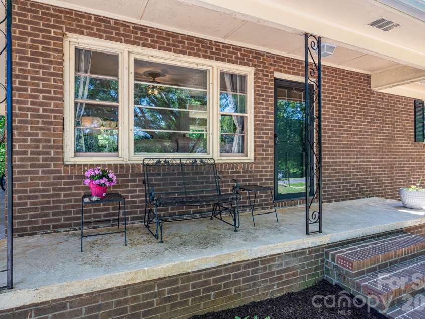 636 Poplar Drive, Shelby, NC 28152.  MLS# CAR4382256, YatesRealty ID 23127. 