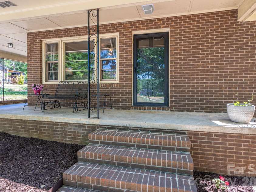 636 Poplar Drive, Shelby, NC 28152.  MLS# CAR4382256, YatesRealty ID 23127. 