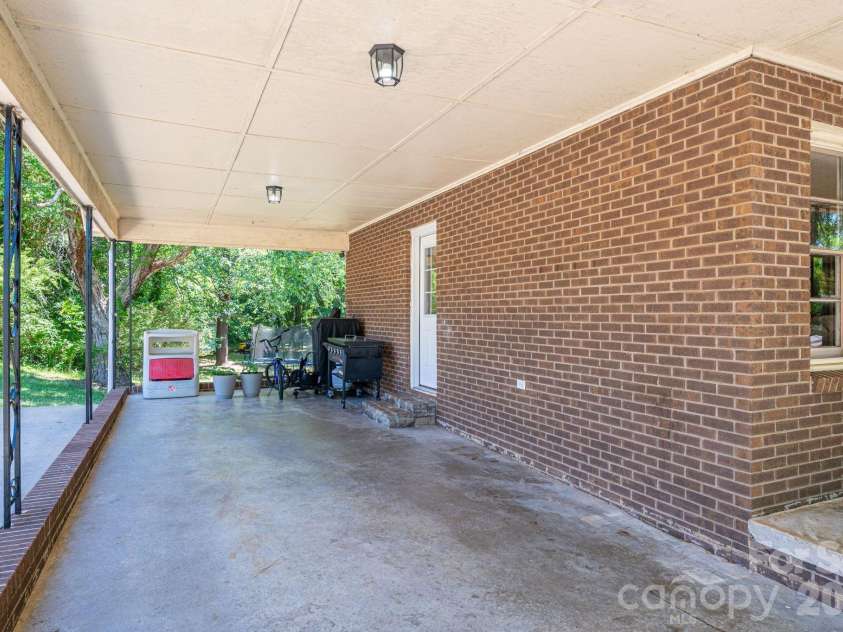 636 Poplar Drive, Shelby, NC 28152.  MLS# CAR4382256, YatesRealty ID 23127. 