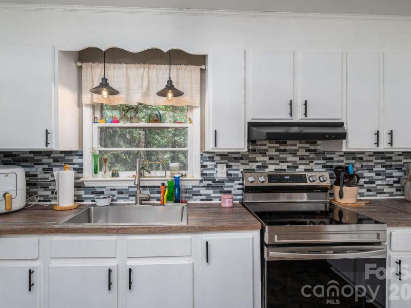 636 Poplar Drive, Shelby, NC 28152.  MLS# CAR4382256, YatesRealty ID 23127. 