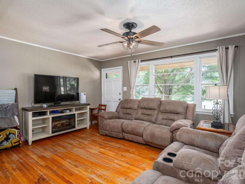 636 Poplar Drive, Shelby, NC 28152.  MLS# CAR4382256, YatesRealty ID 23127. 