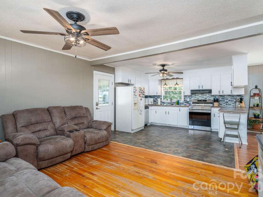 636 Poplar Drive, Shelby, NC 28152.  MLS# CAR4382256, YatesRealty ID 23127. 