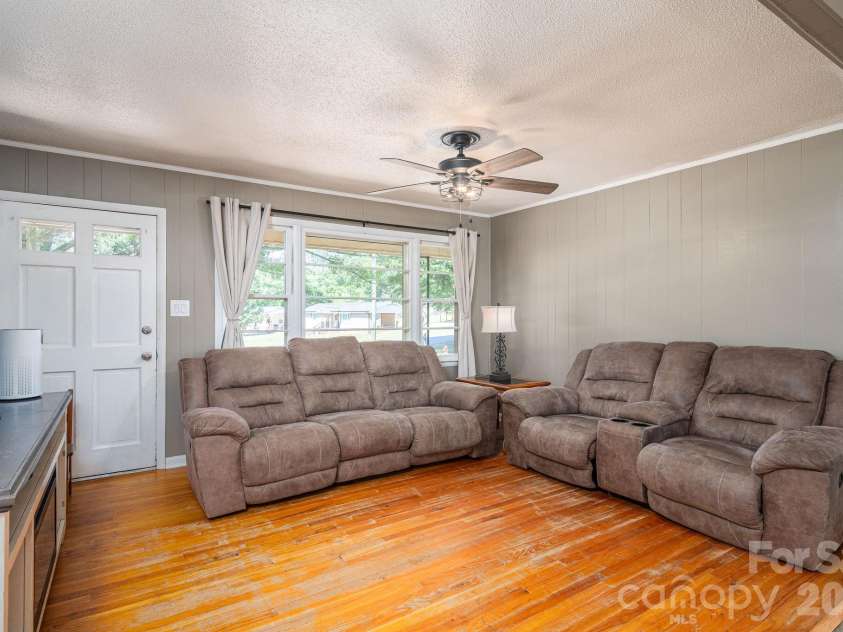636 Poplar Drive, Shelby, NC 28152.  MLS# CAR4382256, YatesRealty ID 23127. 