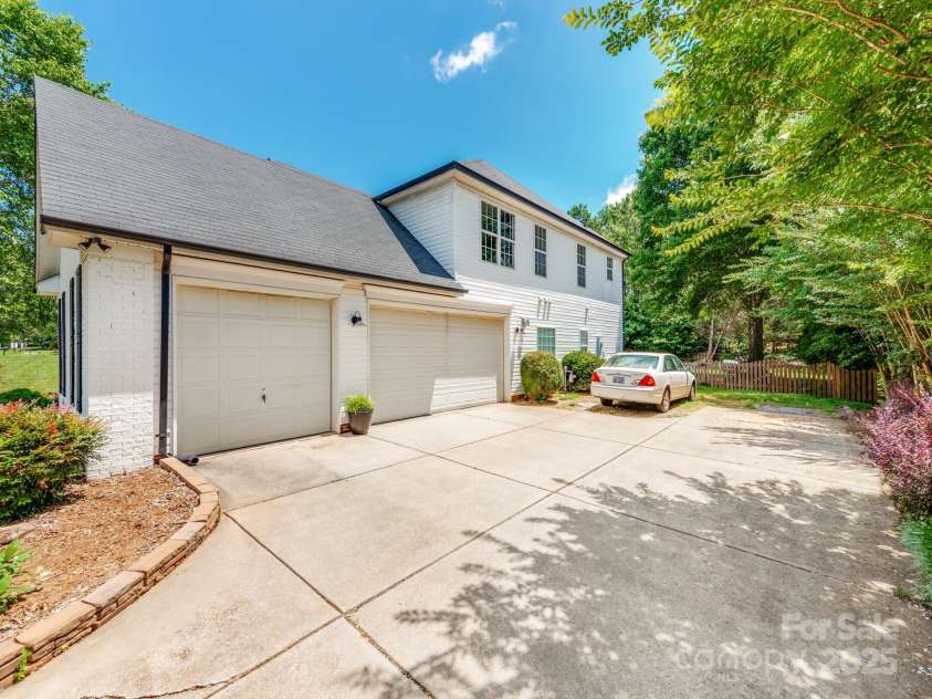 1605 Ambergate Drive, Waxhaw, NC 28173.  MLS# CAR4273160, YatesRealty ID 23131. 
