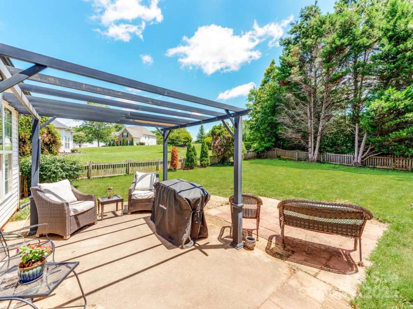 1605 Ambergate Drive, Waxhaw, NC 28173.  MLS# CAR4273160, YatesRealty ID 23131. 