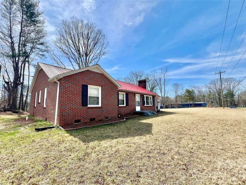 5528 Elkin Highway, North Wilkesboro, NC 28659.  MLS# CAR4357607, YatesRealty ID 23132. 