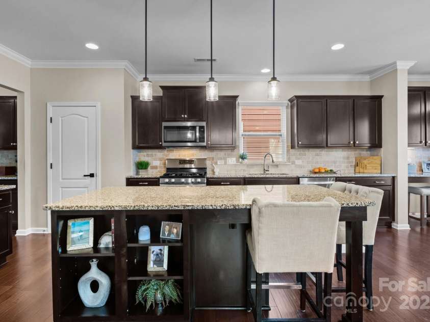 2007 Bishops Court, Cornelius, NC 28031.  MLS# CAR4257347, YatesRealty ID 23133. Oversized island