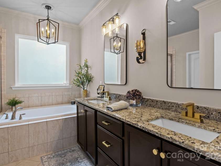 2007 Bishops Court, Cornelius, NC 28031.  MLS# CAR4257347, YatesRealty ID 23133. Primary Bathroom w/ garden tub and walk-in closet.