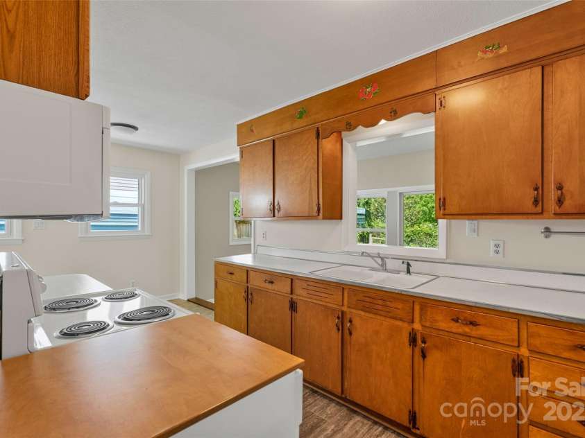 146 Swannanoa Avenue, Asheville, NC 28806.  MLS# CAR4264660, YatesRealty ID 23134. 